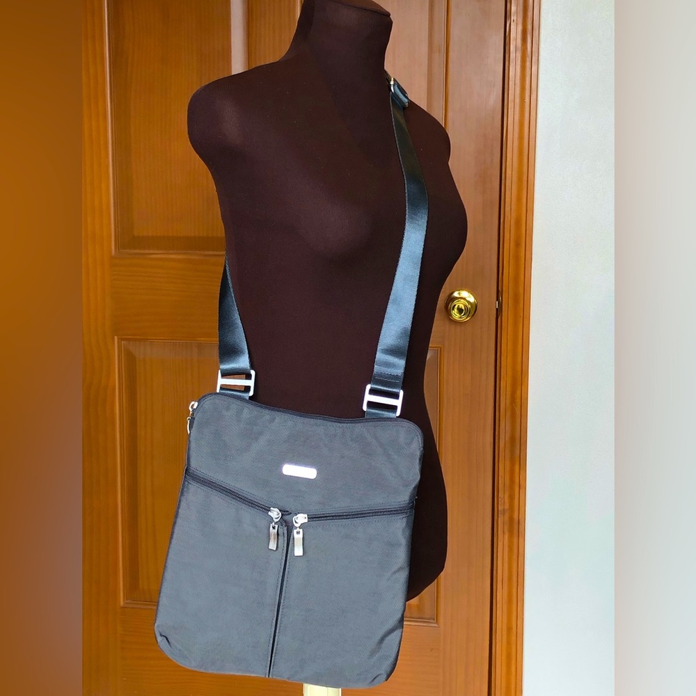 BAGGALLINI Like new crossbody bag! 10.25” x 11” Pocket/ Key leash/zip closure
